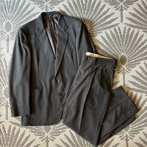 Vtg gray pinstripe suit 42R 38x29.5 2 button wool blend pleated slacks old Money